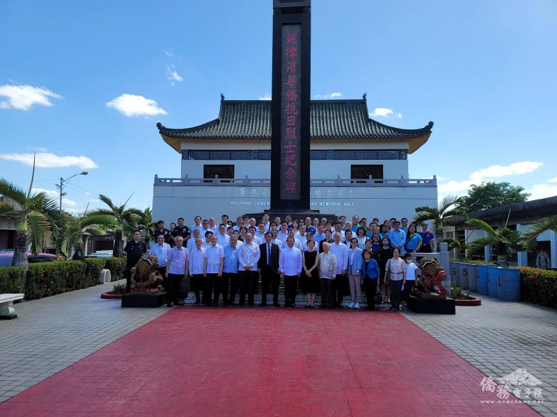 周民淦〈第1排中〉與出席紀念華僑烈士節活動的僑界代表、代表處人員合影