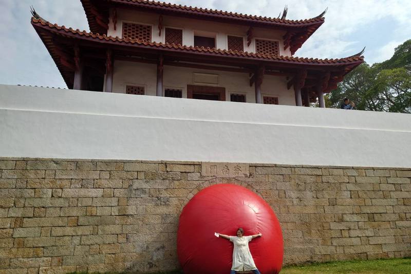 紅球台南歷史街區策展行動7日最終站在古蹟大南門城登場，出現在屬於內城建築的寧南門。