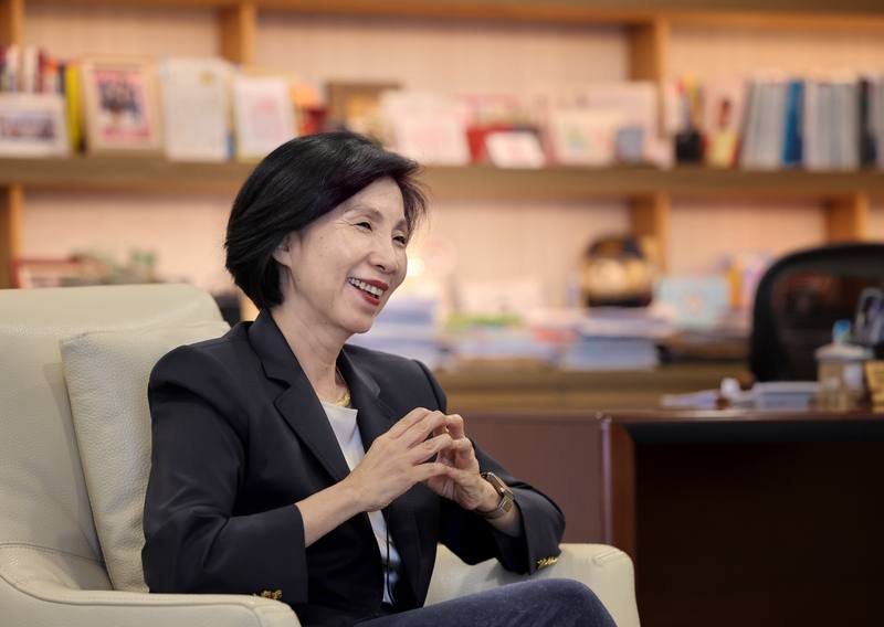 遠傳總經理井琪帶領企業發展ICT、雲端、資安等新業務，並擴大購物、影音、手機保險等服務，新經濟業務營收占比拉升至20%，約近新台幣200億元規模，亮眼的轉型成績單讓董事長徐旭東盛讚遠傳「挑不出毛病」。