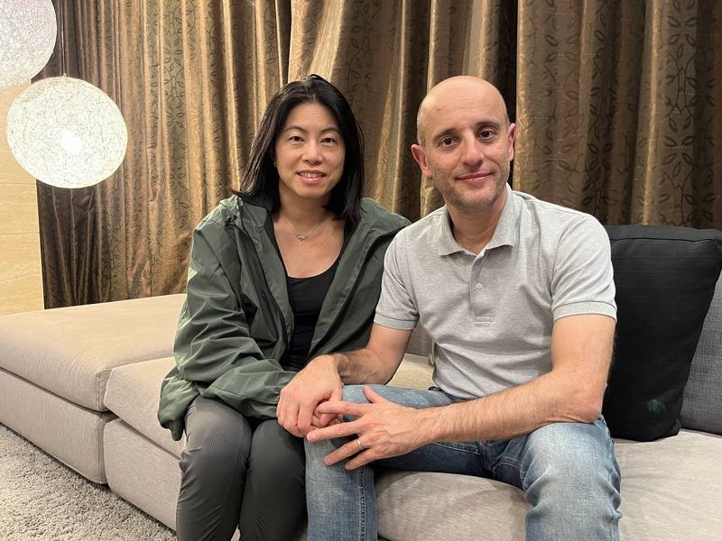 希臘籍台灣女婿Dimitris Belbas（右）與妻子蔡瑩珊（左）於台北接受中央社專訪，分享於花蓮地震後，在太魯閣白楊步道自行脫困，以及後來折返救援其他人的過程。