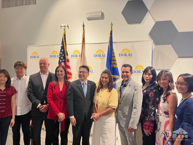 周啟宇（右6）與Fraga（右5）及劉筱玥（右3）等人合影