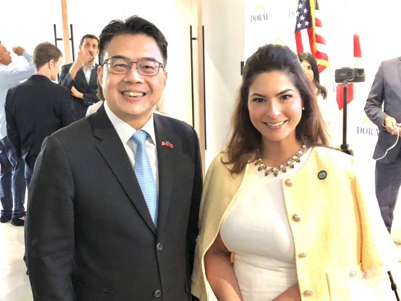 駐邁阿密辦事處處長周啟宇（左）與 Doral市長Christi Fraga（右）合影
