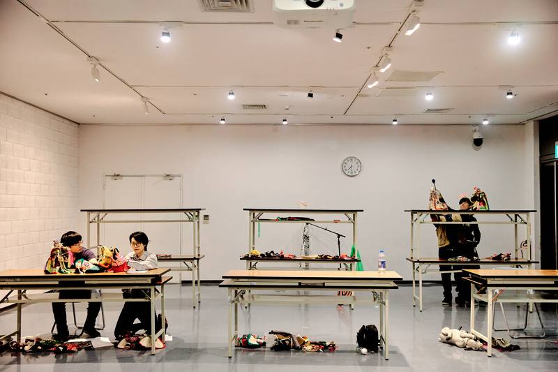 真雲林閣掌中劇團新作「劍邪啟示錄」打破布袋戲戲台的單一鏡框，以「6宮格」組成一個巨大的平面舞台，藉此讓複雜的劇情得以快速地轉場，同時還能讓戲偶多線敘事並行。（真雲林閣掌中劇團提供、攝影林筱倩）