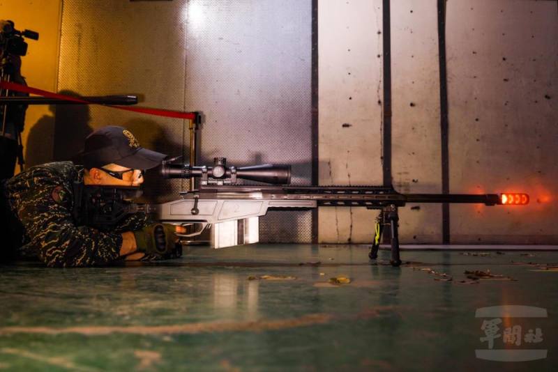 205廠官兵進行T112手栓式狙擊槍射擊示範。（軍聞社記者黃劭恩攝）