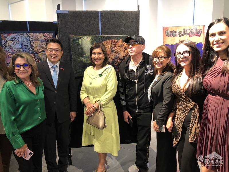 周啟宇（左2）與領事團成員合影