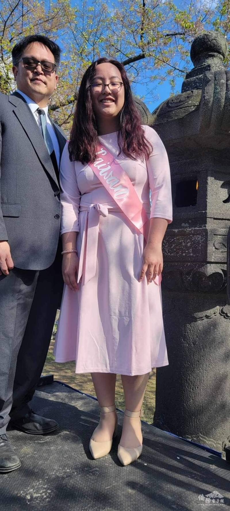 櫻花小姐與華府臺灣學校校長參加石頭點燈開幕