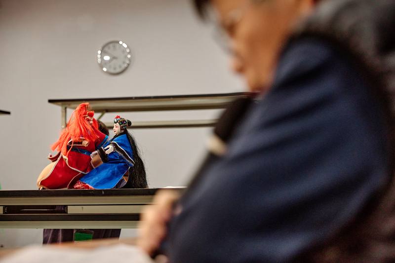 真雲林閣掌中劇團新作「劍邪啟示錄」題材取自中國傳說「干將莫邪」以身投爐的故事，劇中重新探討人與物的「戀物精神」。（真雲林閣掌中劇團提供、攝影林筱倩）