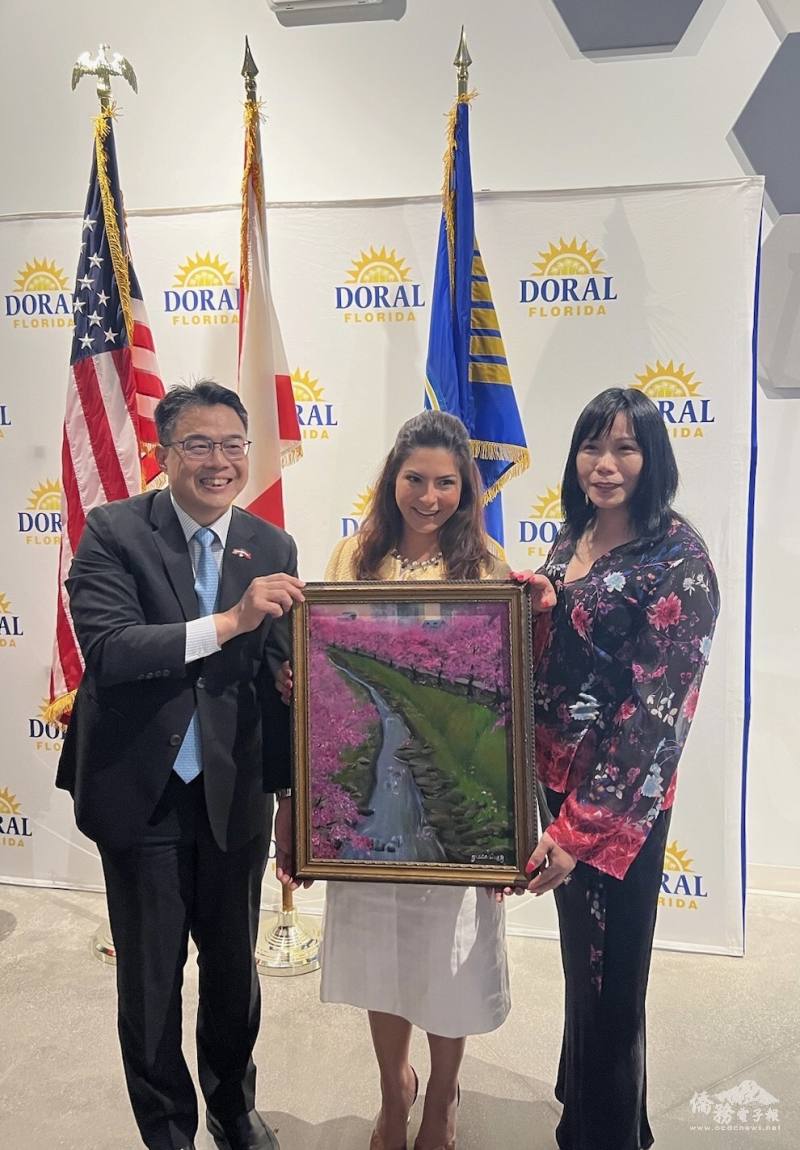 藝術家劉筱玥（右）、周啟宇（左）、Christi Fraga共同與汐止風景畫作合影