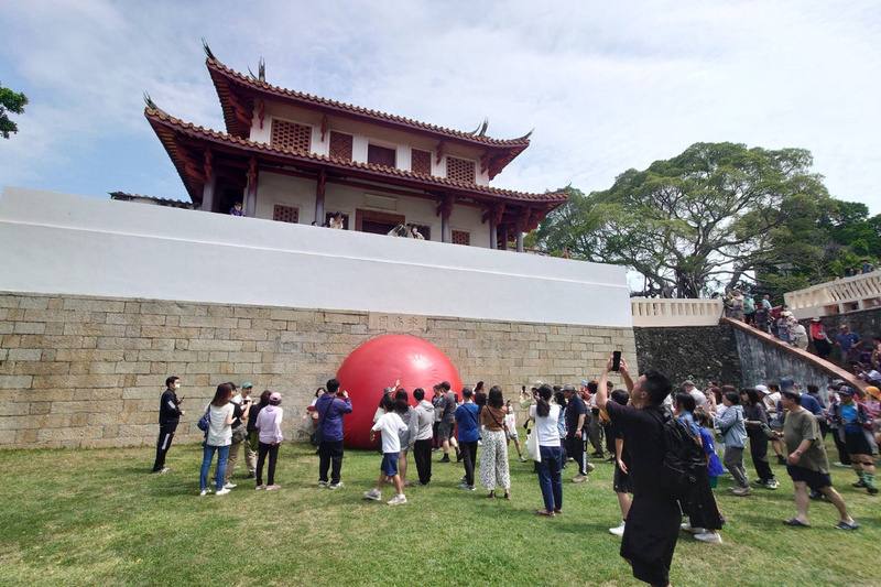 紅球台南歷史街區策展行動掀起熱潮，市府統計10天展期吸引超過10萬人次「追球」。圖為7日最終站大南門城展出場景。