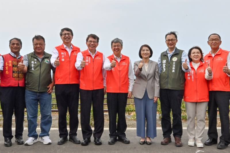 行政院長陳建仁視察屏南快速公路。