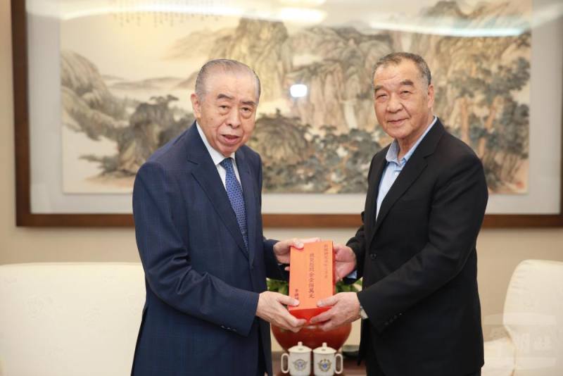 李理事長贈送國防部100萬慰問金。（軍聞社記者李忠軒攝）