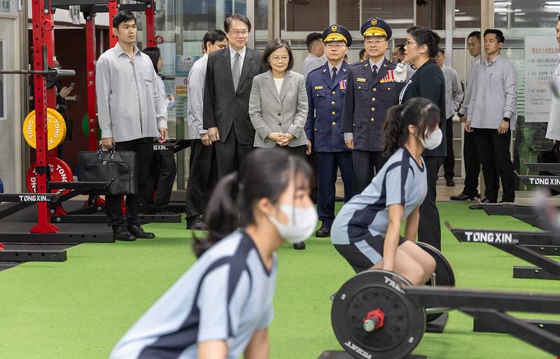 蔡英文總統9日上午視察臺灣警察專科學校「科技犯罪偵查教育中心」、「新建學生宿舍大樓-英才樓」及強化學員生訓練