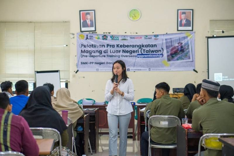 印尼華人翁蓉里3月受印尼農業部邀請，赴南加里曼丹省的班賈爾巴魯（Banjarbaru）與未來將到台灣實習的青年，分享她在台灣的實習經驗，並教導其基礎中文。（翁蓉里提供）