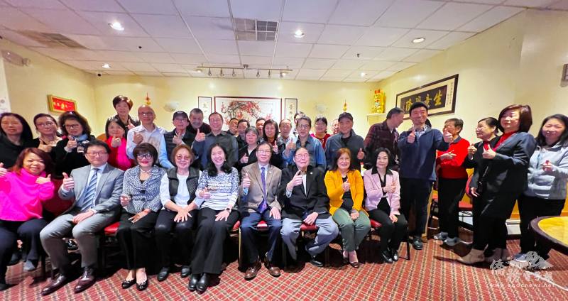 華僑救國聯合總會第18屆理事長童惠珍夫婦到訪，和波士頓僑胞合影