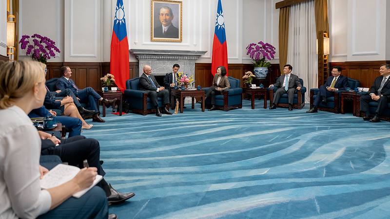 President Tsai exchanges views with a cross-party parliamentary delegation from Australia.