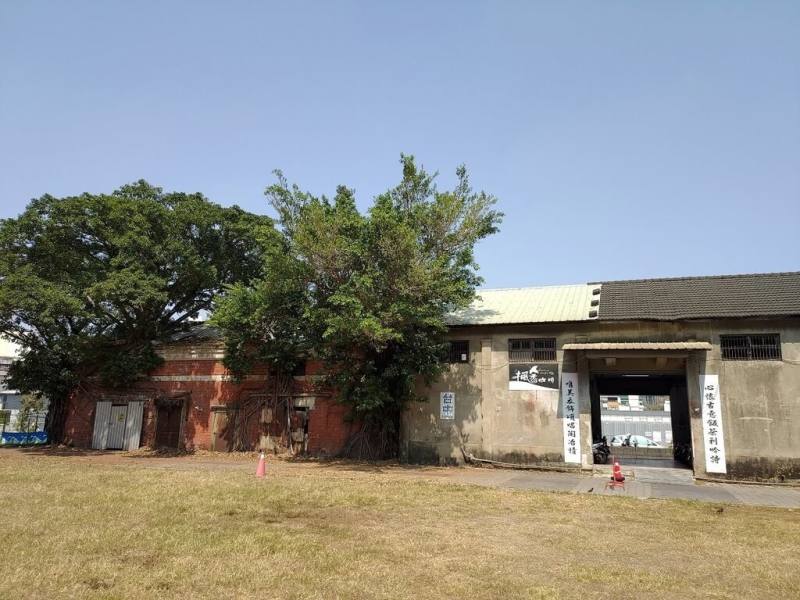 台中市「新民街倉庫群」進行修復規劃設計，市府新聞局8日宣布，搭建的圍籬將進行藝術塗鴉創作，10日至19日進場布展，20日開展。（台中市政府提供）