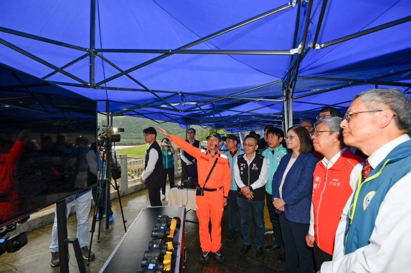 行政院長陳建仁視察「海洋委員會大武崙浮標站及無人機即時影像海域安全系統」