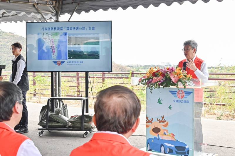 行政院長陳建仁視察屏南快速公路。