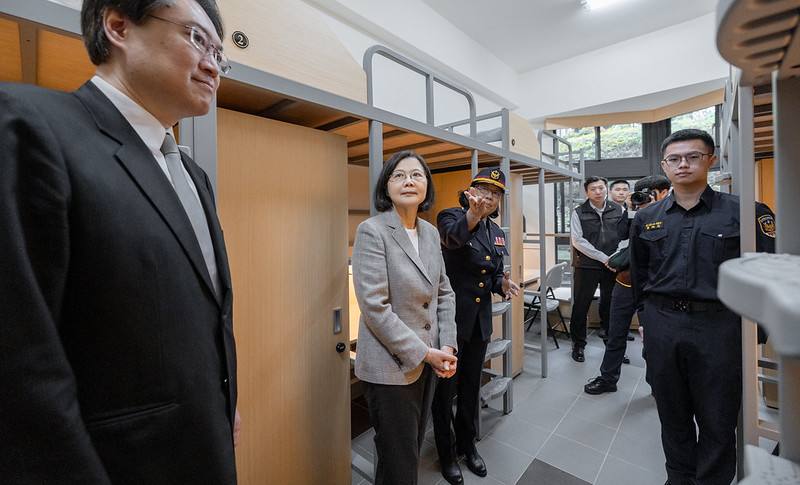 總統視察隊職官及學生寢室
