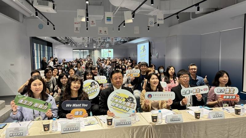 僑務委員會9日在高雄舉行「僑生就業說明會」，鼓勵僑生畢業後能留在台灣工作，企業端也能夠友善聘用，僑委會副委員長呂元榮（前左3）等人出席。