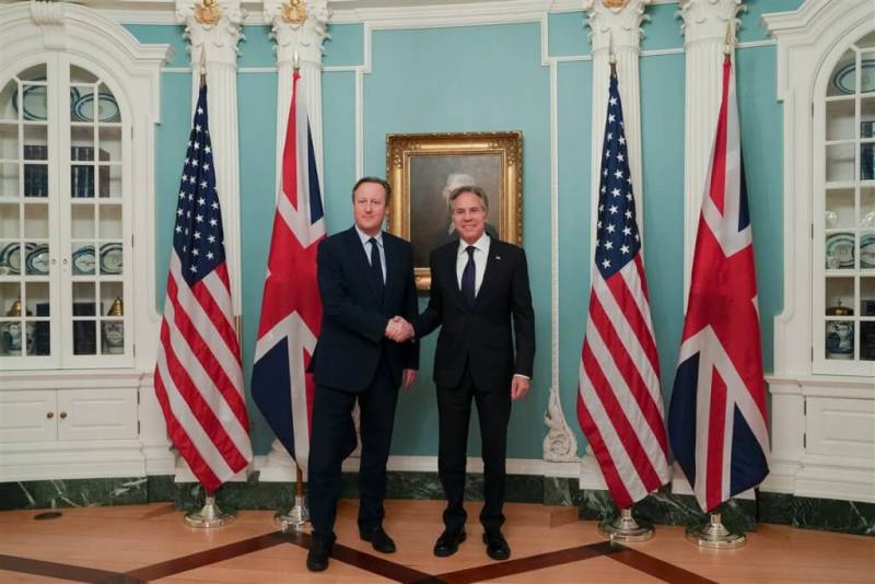 英國外相卡麥隆（左）9日在華府與美國國務卿布林肯（右）會談，雙方觸及烏克蘭、中東及印太區域情勢。（英國外交部提供）