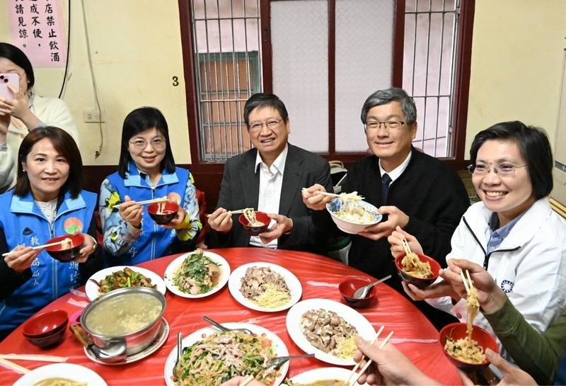 客委會主委楊長鎮（右2）9日邀請新竹縣長楊文科（右3）、國民黨立委徐欣瑩（右）等人到芎林鄉力挺在地客家美食店家，共同品嚐粄條，盼恢復消費者信心。