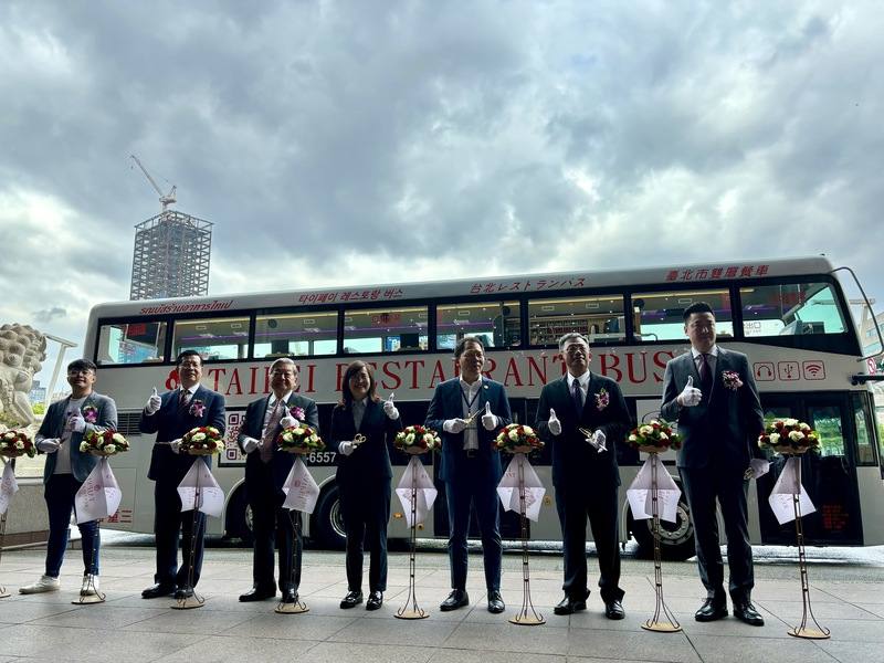 台北市觀傳局10日舉辦記者會，宣布北市第2台雙層餐車上路，盼隨著旅遊業逐漸復甦，幫助觀光產業再升級。