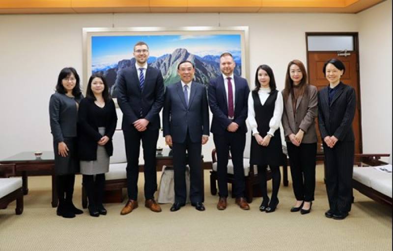 法務部拜會左至右，劉怡婷主任檢察官、黃惠欣檢察官、德國班堡地方檢察署檢察官julian-schmidt-法務部蔡清祥部長、德國班堡高等檢察署檢察官marian-ruebsamen、簡美慧副司長、范孟珊主任、黃則儒檢察官