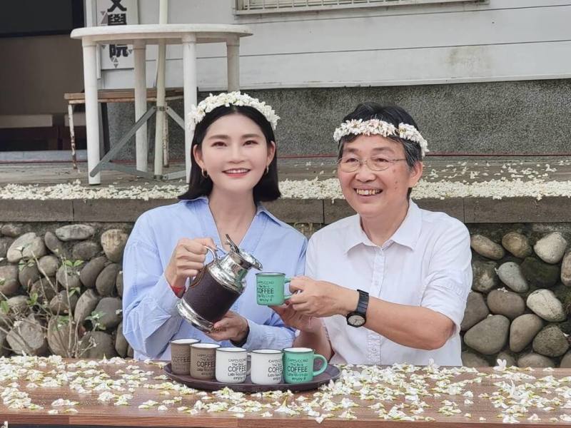雲林縣4月13、14日將在古坑桐花公園舉辦2024雲林客家桐花祭，文化觀光處長陳璧君（左）、古坑鄉長林慧如（右）邀大家來一趟最簡單、自在的「白桐花黑咖啡」幸福觀光微旅。（雲林縣文觀處提供）