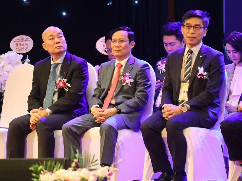 越南台灣事務委員會主席范晉功（前排中）以及越南工商部貿易促進局局長武伯富（前排左），9日出席世總在越南首都河內市的活動開幕典禮。
