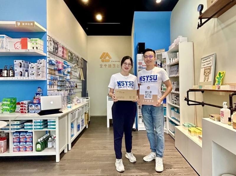中山大學企業管理學系企業管理碩士班學生趙育賢（右）與鄭存閔（左）成立醫材電商平台「意恩醫研」，進駐中山產學處創業育成企業，由學校媒合資源與輔導，創業成果獲台美創業交流簡報競賽優勝肯定。（中山大學提供）