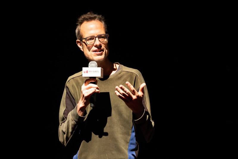 Director and documentary theater maker Stefan Kaegi explains the production during a news conference at the National Theater in Taipei Wednesday. Photo by Chang Chen-chou, courtesy of NTCH April 10, 2024