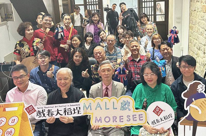 連續舉辦8年的「戲春大稻埕」10日在李臨秋故居舉行2024年活動宣告記者會，作詞家李臨秋之子李修鑑（前中）、大稻埕創意街區發展協會理事長周佩蓉（前右2）等人出席。