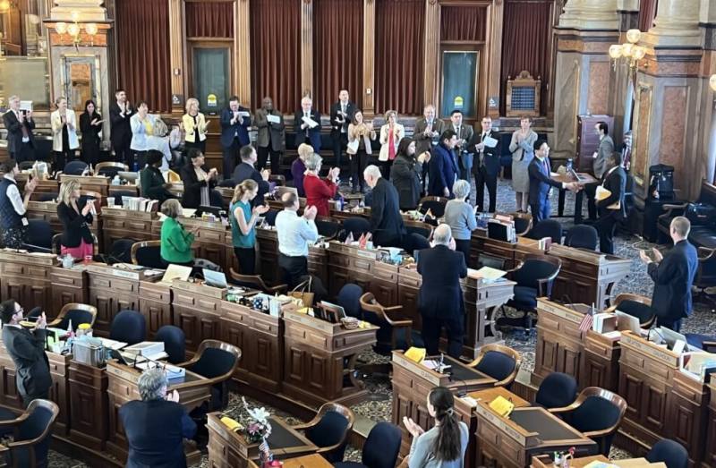 美國愛荷華州眾議會10日通過友台決議，為5年來首見。圖為全場議員無異議鼓掌通過後景象。（駐芝加哥辦事處提供）