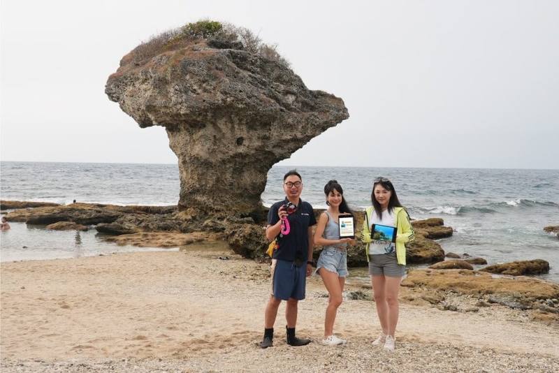 台灣大基金會執行長劉麗惠（右）、BlueTrend 藍色脈動創辦人趙健舜（左）、AI Ocean數據海洋體驗大使雷艾美（中）分享台灣民間第一套加入AI辨識功能的海洋生物資料庫。（台灣大提供）