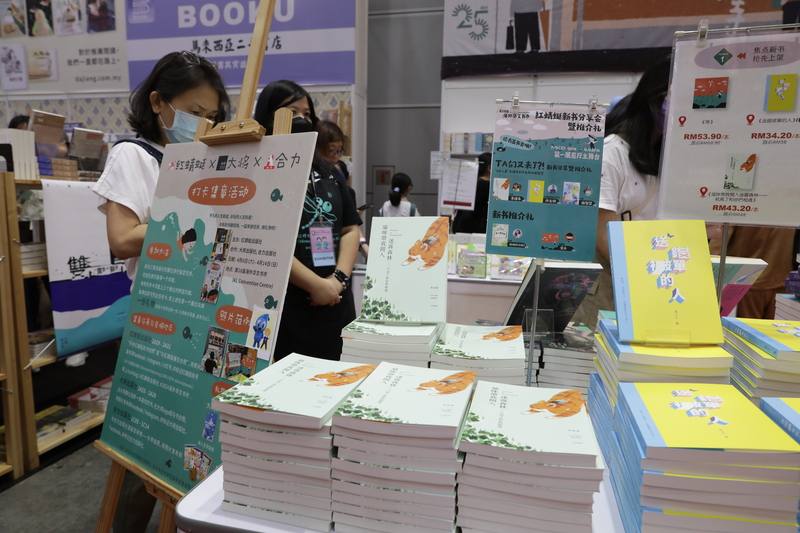 第18屆馬來西亞海外華文書市在吉隆坡城中城會展中心舉行，來自台灣的日本人妻李語希新書「貓咪帶我闖入迷霧森林——只為了和你們相遇」特別受到大馬讀者喜愛。