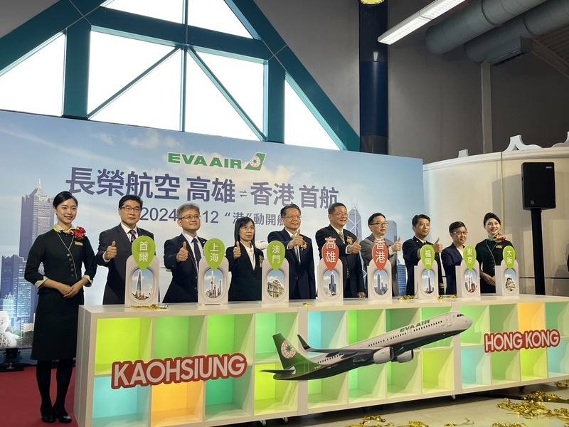 長榮航空「高雄-香港」航線12日首航，長榮航空總經理孫嘉明（左5）出席首航典禮致詞表示，此次開航讓南部鄉親出國有更多選擇，也可吸引更多香港人透過多元航點促進台灣觀光。
