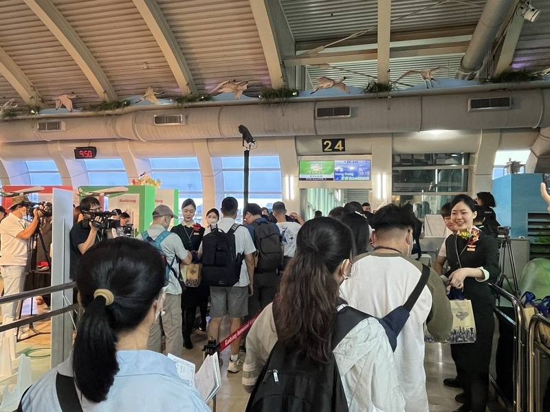 長榮航空「高雄-香港」航線12日首航，載滿184人客機在9時15分起航飛往香港。