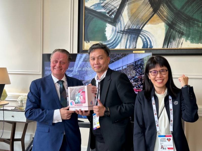 2025雙北世壯運組委會於SportAccord會展期間設攤宣傳，該組委會張勝傑主任（中）拜會IAEH主席 Mr. Perttu Pesa（左）並致贈世壯運吉祥物，許秀玲組長（右）陪同。