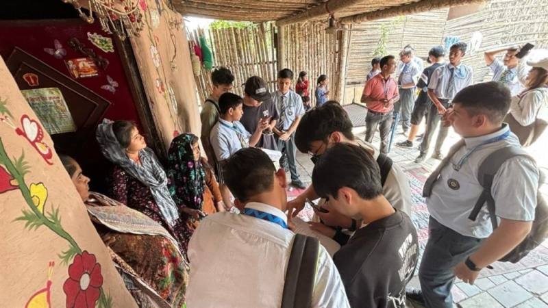 台中市立惠文高中師生近日組團前進印度，與姐妹校阿布山學校學生一起到附近巴基斯坦難民營實地田野訪查，並從事志工服務。（駐印度代表處教育組提供）