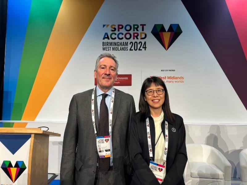 體育署國際及兩岸運動組許秀玲組長（右）參加2024 SportAccord會展活動，與該會展執行長 Mr.Martin Gibbs（左）及各國體壇人士交流。