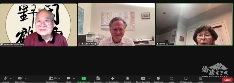 雲鶴社幹事湯耀武 (左) 和文協董事陳瑞虹 (右) 介紹主講王志略 (中)