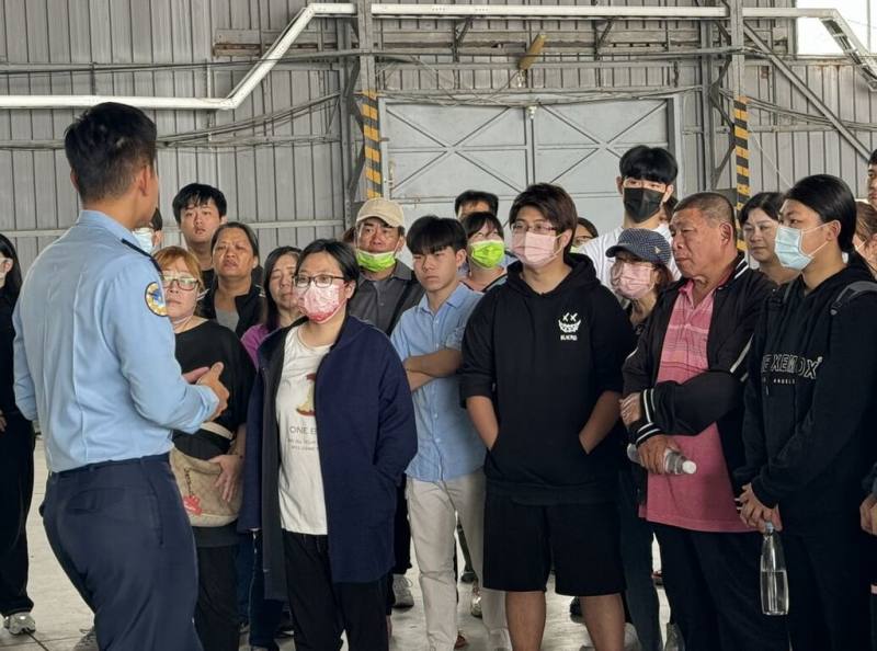 空軍作戰指揮部13日在松山基地辦人才招募說明會，邀新北市低收入與中低收入戶參訪，以協助弱勢青年就業自立，由松山基地指揮部參謀長陳玉珊帶領參觀、說明。（新北市政府提供）