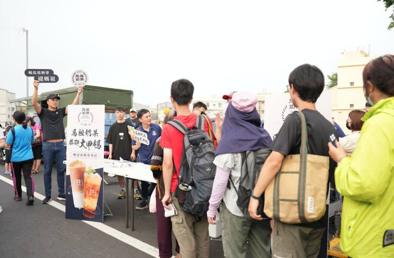 台中大甲鎮瀾宮媽祖遶境進香14日回鑾，天氣炎熱，沿途許多信眾擺設涼水攤，飲料品牌準備數百杯招牌飲品，吸引許多香客排隊領取。（民眾提供）