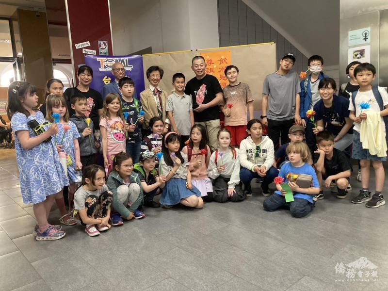 奧地利中華僑校舉辦「清明文化手作活動」，吸引了不少家長帶著小朋友前來參與