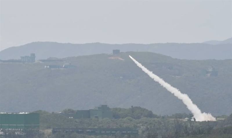 陸軍執行年度飛彈精準射擊訓練，國家中山科學研究院研發量產的「野戰防空系統」（陸射劍二飛彈）15日在屏東九鵬基地首次參與實彈射擊訓練，總共發射4枚實彈，全數命中10公里外靶機。（臉書粉專Taiwan ADIZ提供）