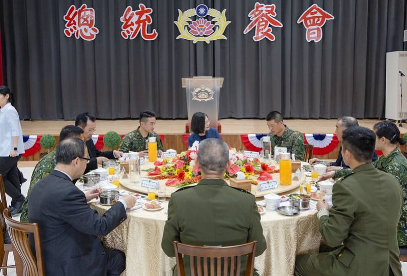 總統與士官兵代表會餐