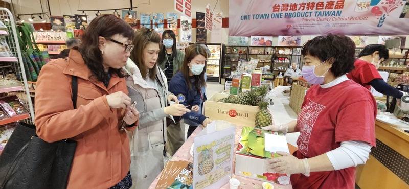 加拿大國華超市常舉辦台灣特色食品展，透過美食讓更多加拿大人認識台灣風情
