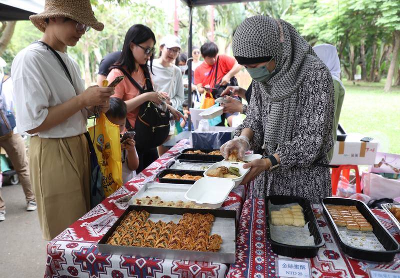 Some participants are queuing in front of a Muslim culture-based food booth in the 2024 Eid al-Fitr in Taipei event at Daan Forest Park on Sunday. CNA photo