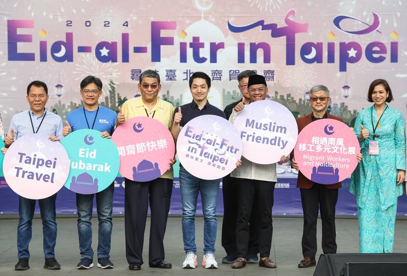 Taipei Mayor Chiang Wan-an (fourth left) poses with guests at the opening ceremony of the 2024 Eid al-Fitr in Taipei event at Daan Forest Park on Sunday. CNA photo